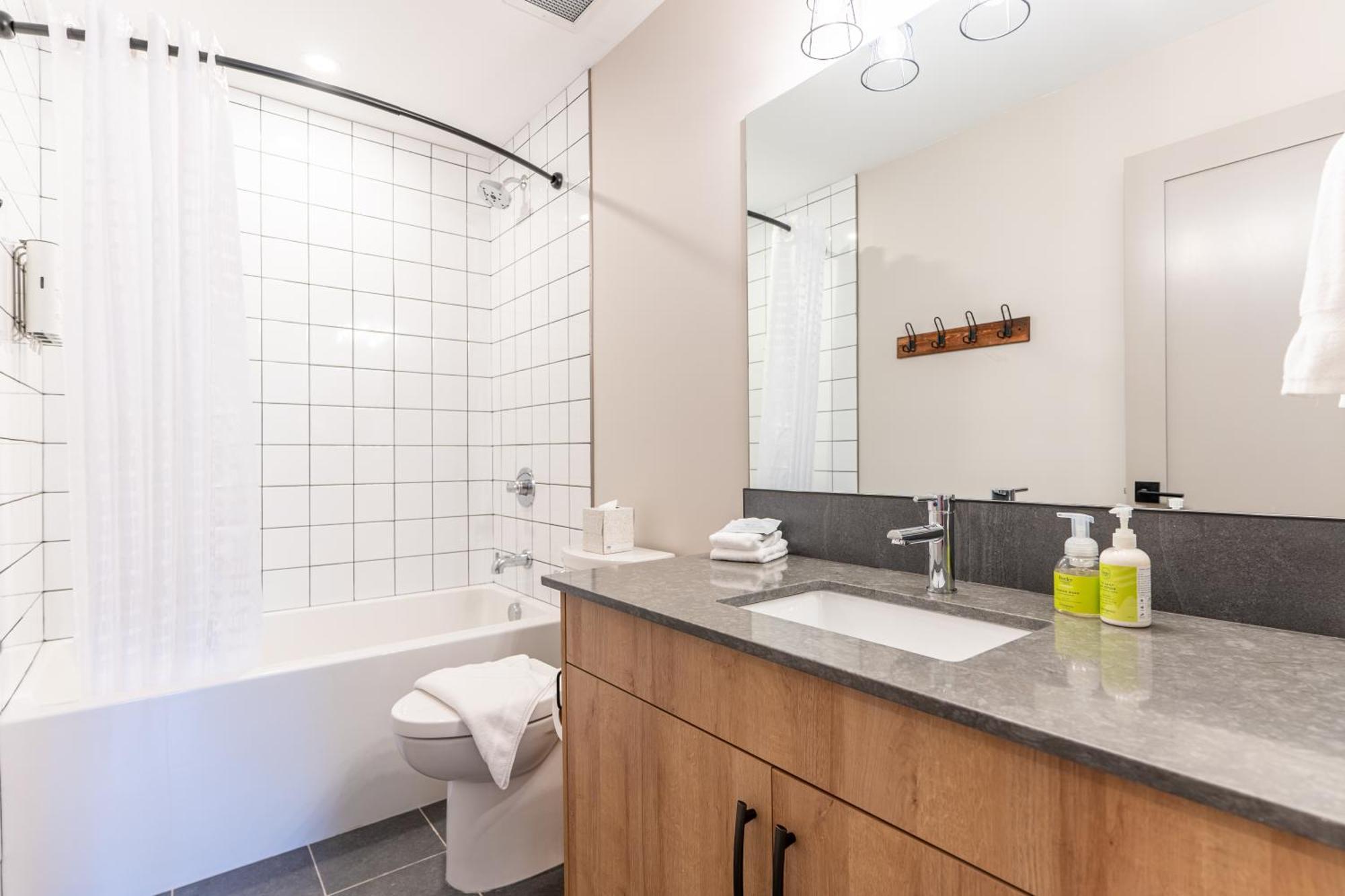 Basecamp Suites Revelstoke Rum bild