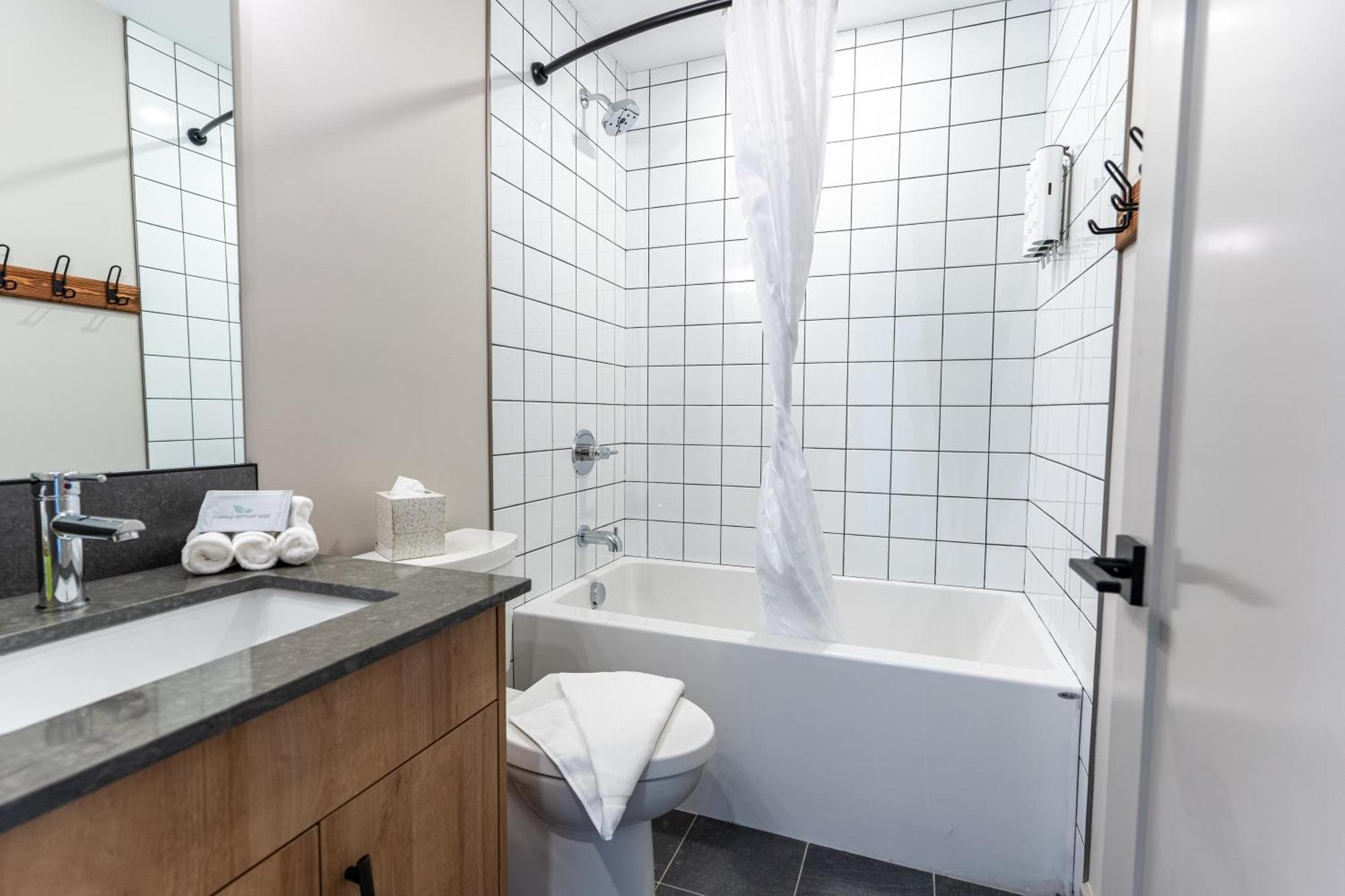 Basecamp Suites Revelstoke Exteriör bild