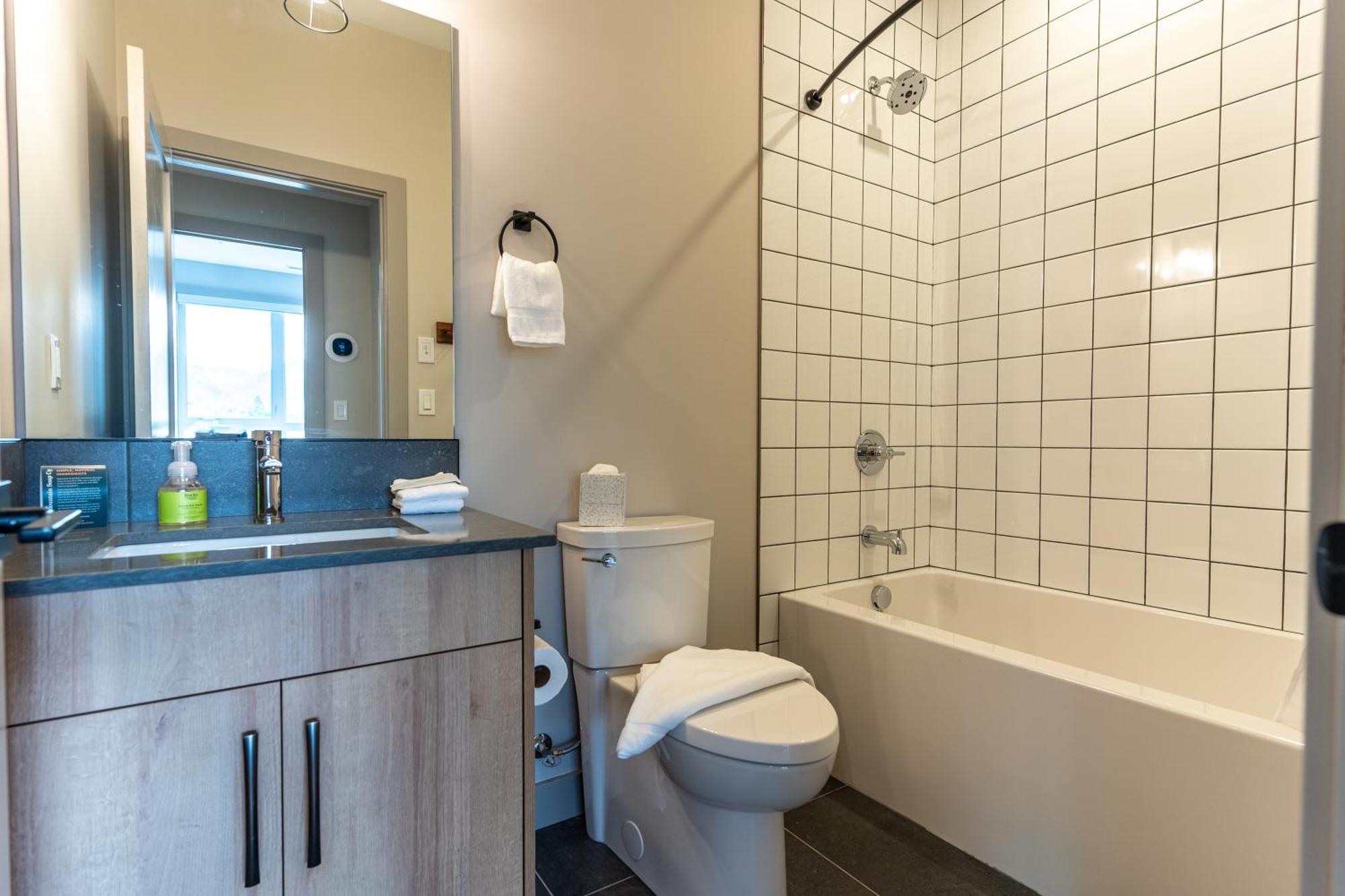 Basecamp Suites Revelstoke Rum bild