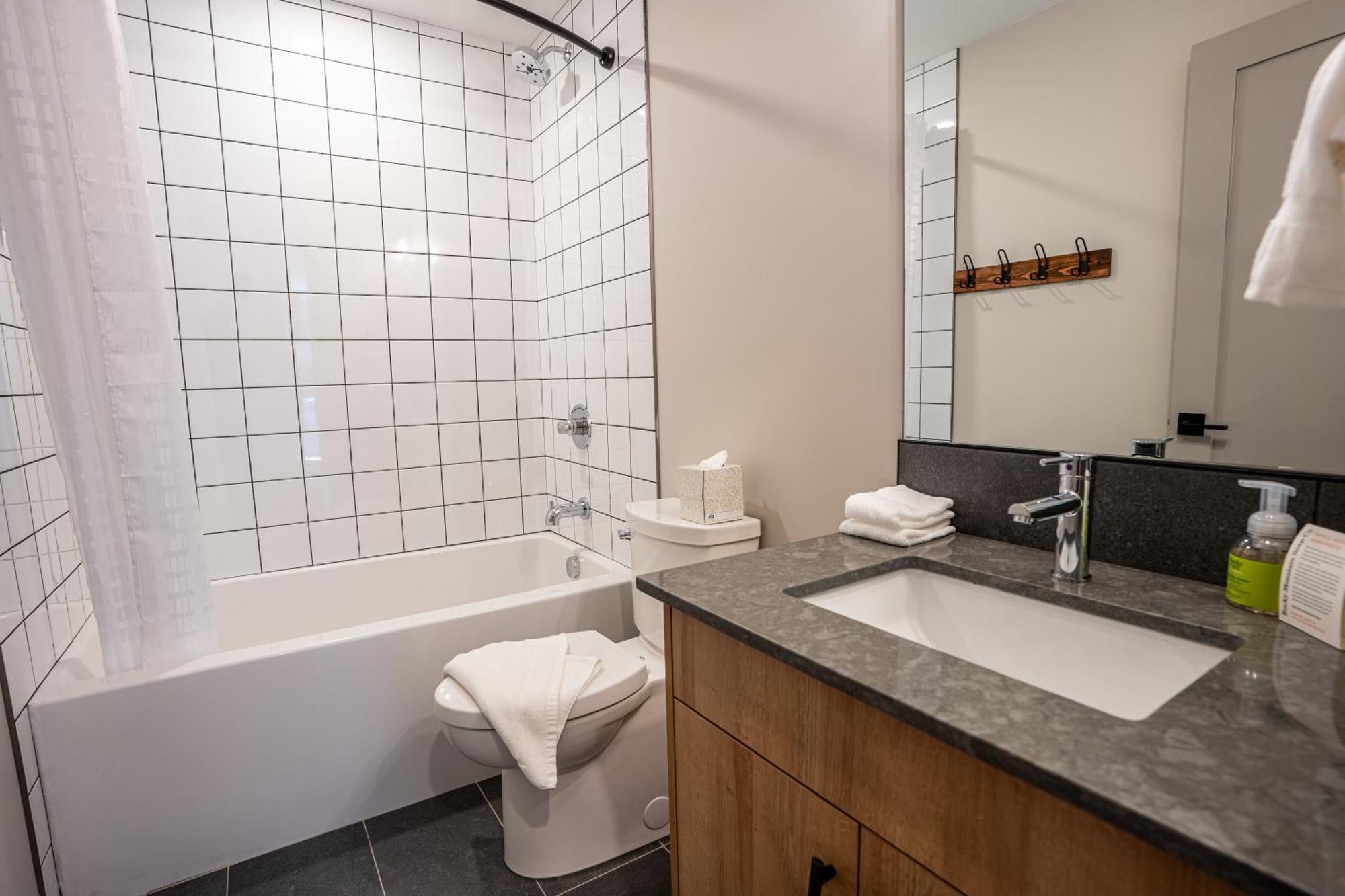 Basecamp Suites Revelstoke Exteriör bild